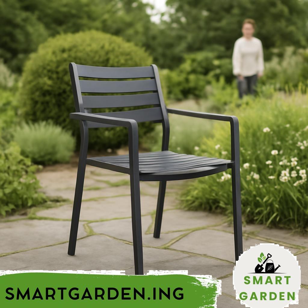 Gartenstuhl aus Aluminium auf Terrasse neben Topfpflanzen